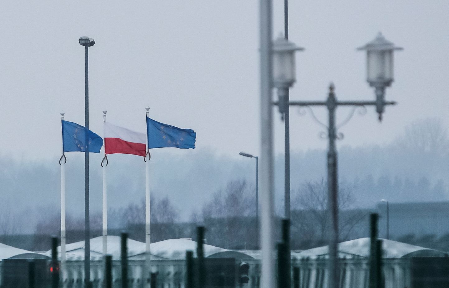 Poola ja Euroopa Liidu lipud Bruzgi-Kuznica piiripunktis.