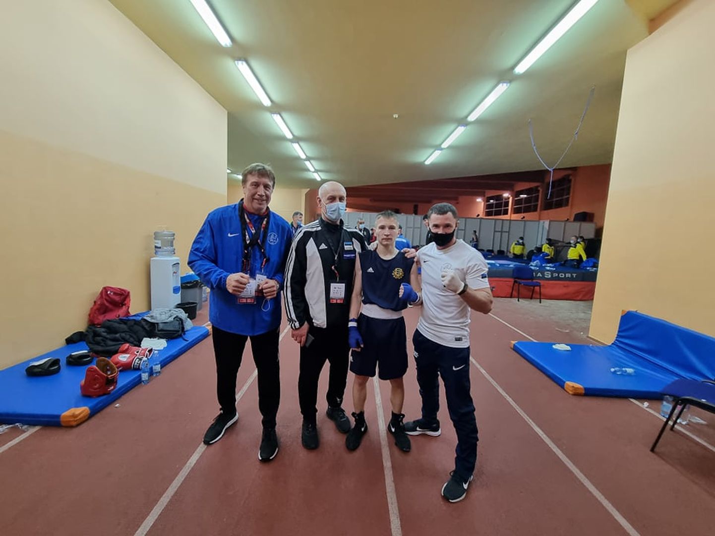 Allan Morozov koos Eesti treeneritega pärast võidukat matši