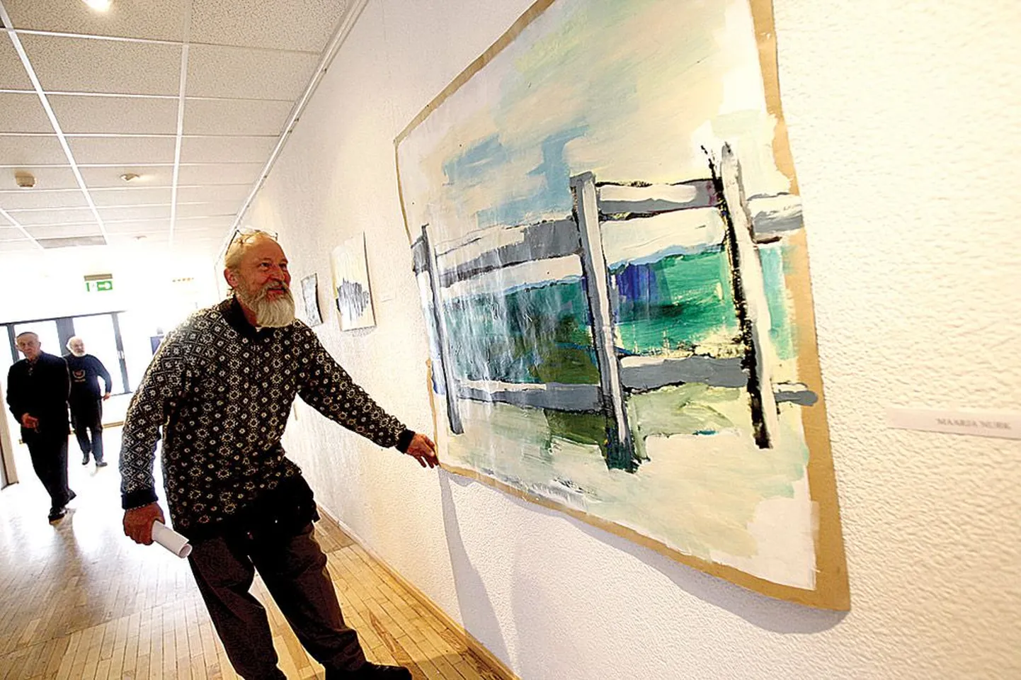 Praktikat juhendanud kunstnikust õppejõud Jüri Kask kohendas tööd, mille autor on Maarja Nurk.