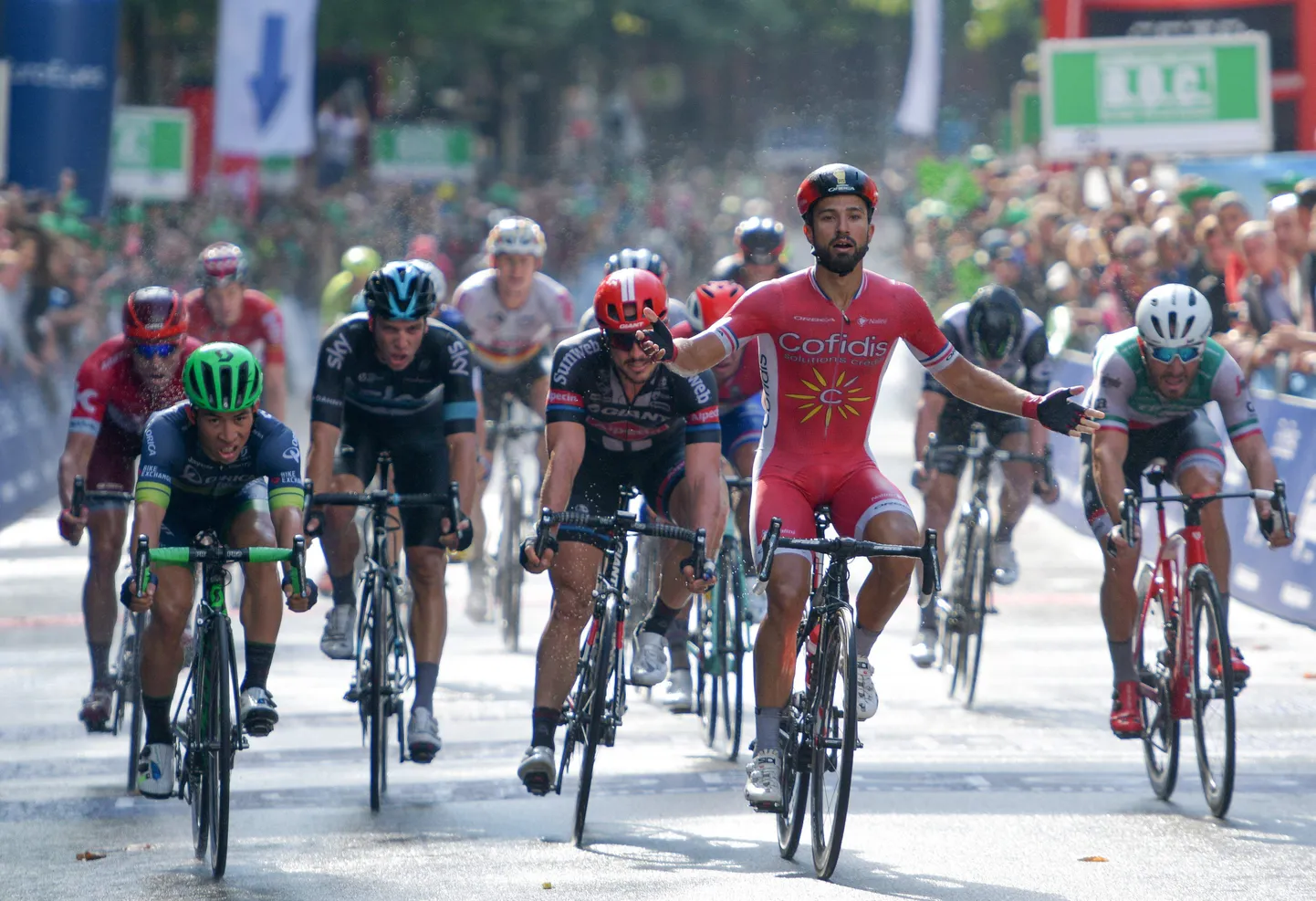 Nacer Bouhanni tähistamas võitu, mis paraku talle ei kuulu.