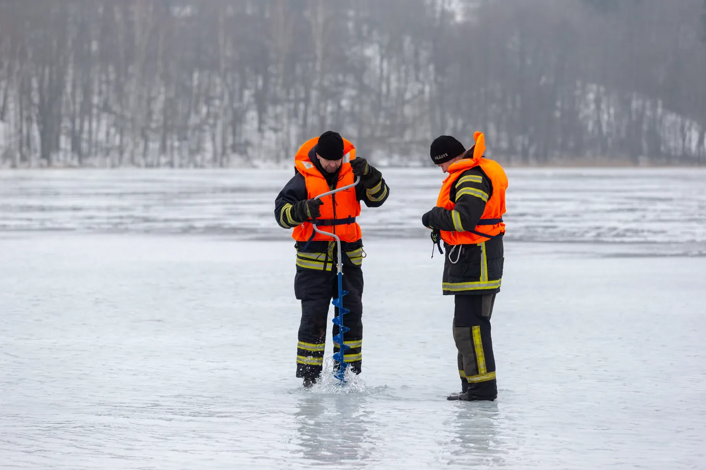 Päästjad mõõdavad jää paksust.