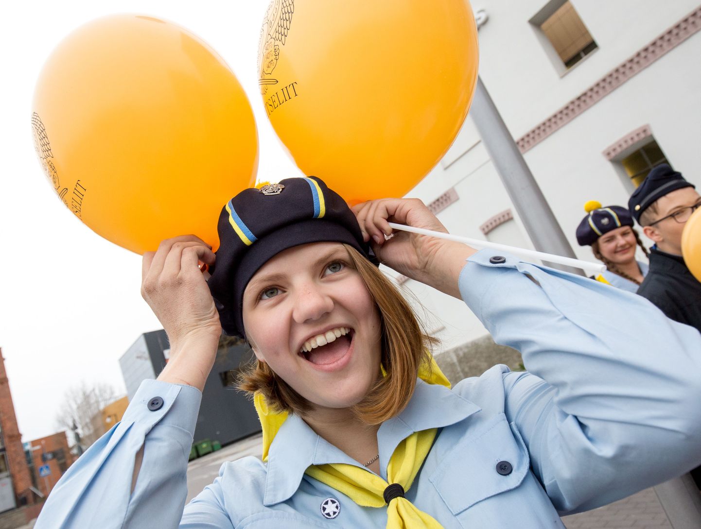 Kaitseliidu Pärnumaa maleva kodutütred ja noorkotkad tähistasid vormikandmispäeva rongkäiguga linnatänavail ja flashmobiga Martensi väljakul.