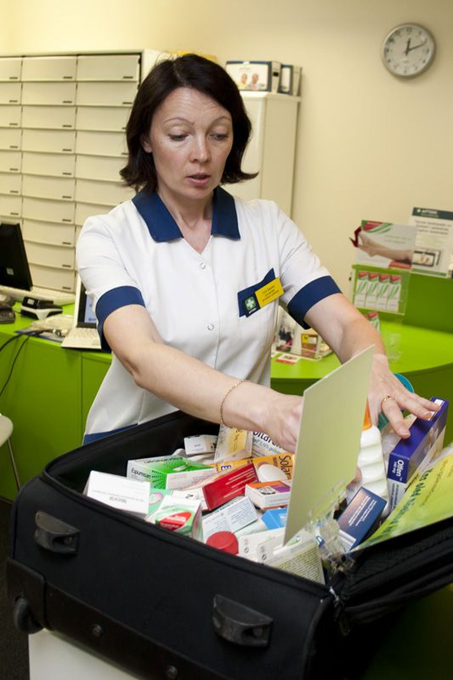 Apteek1 Aia apteegi juhataja Liia Saava pakib kohvrisse reisil või puhkusel vajaminevaid ravimeid.