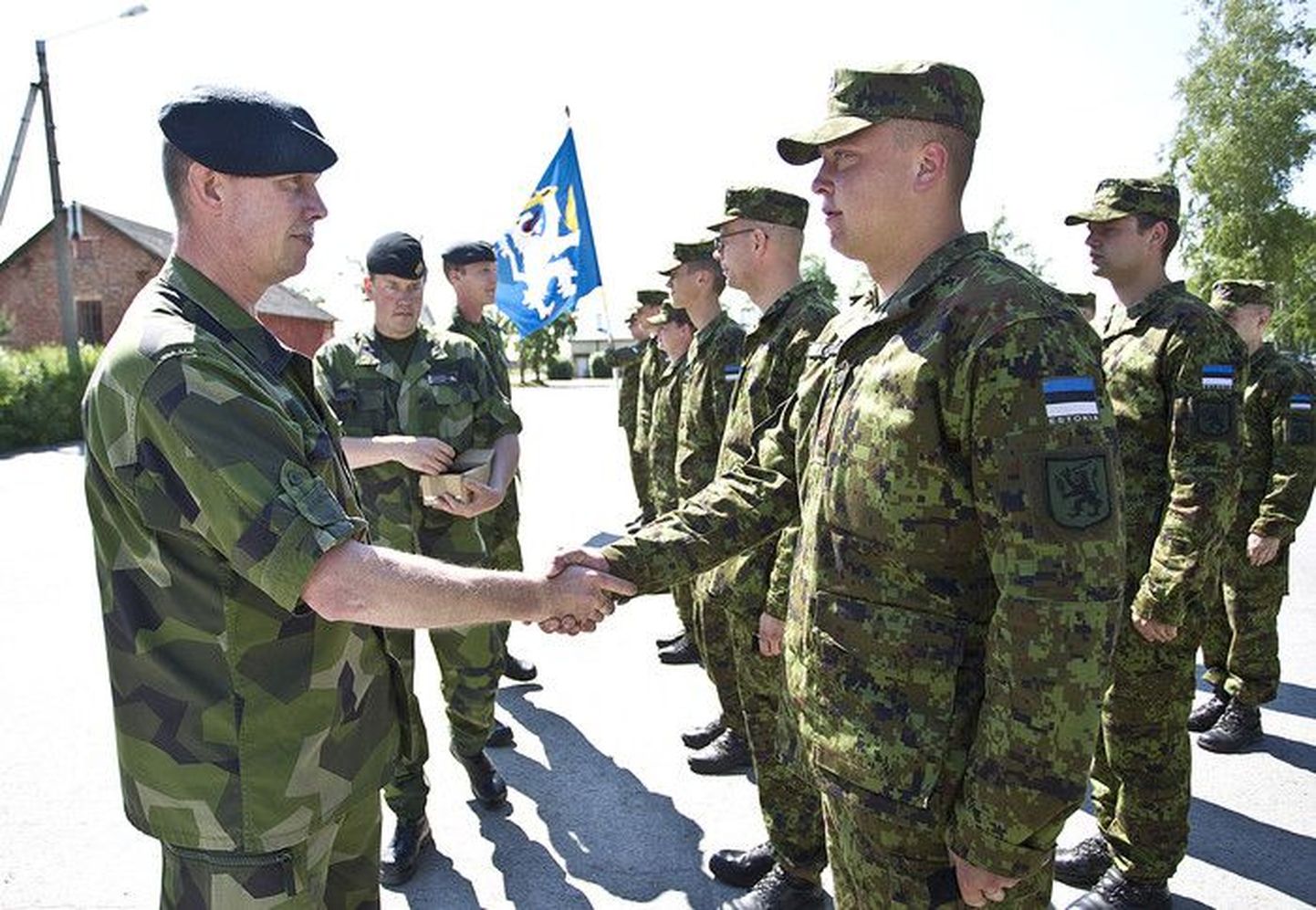 Brigaadikindral Stefan Andersson tänas Põhjala lahingugrupi Eesti kontingendi kaitseväelasi teenistuse eest.
