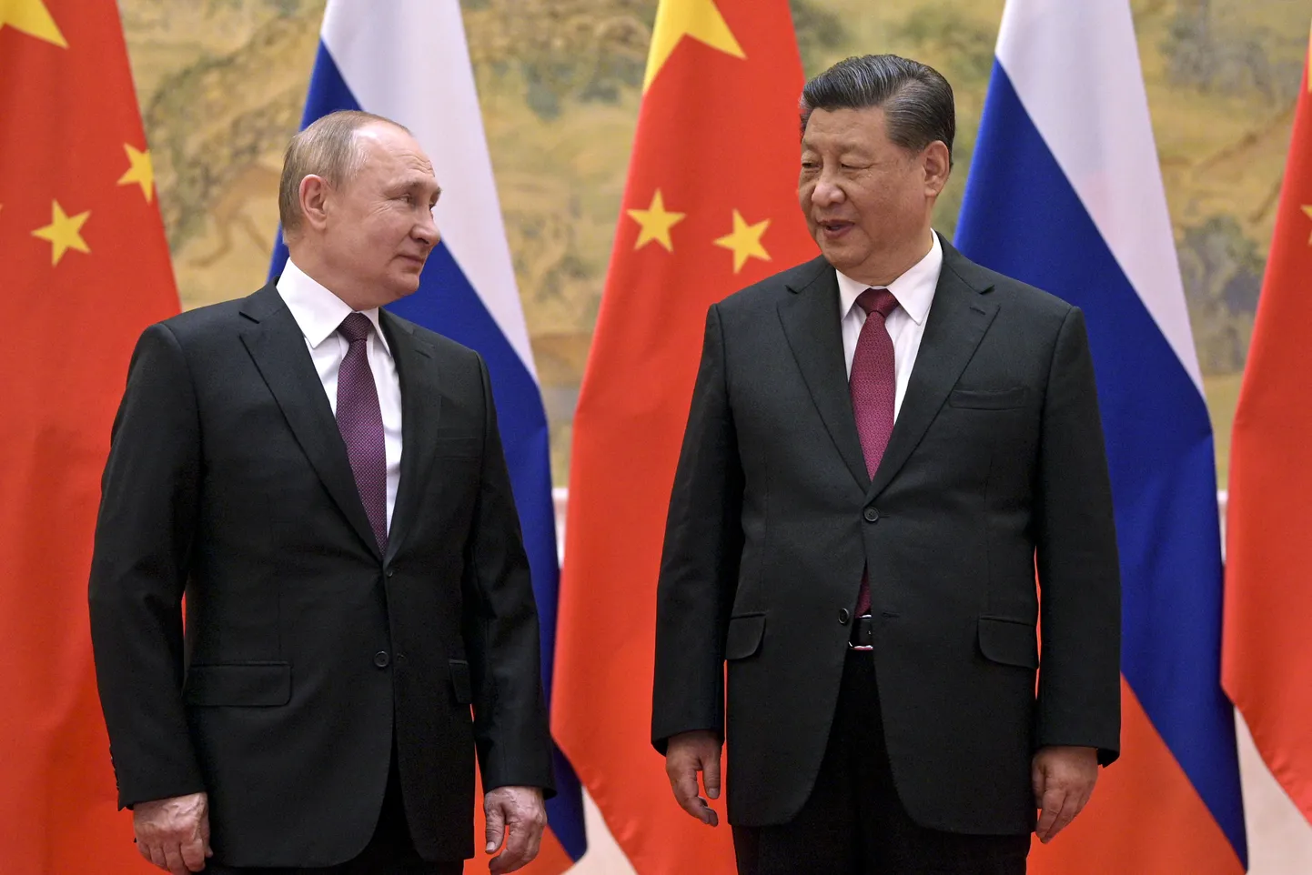 Hiina president Xi Jinping (paremal) ja Venemaa president Vladimir Putin kohtusid 4. veebruaril 2022 Pekingis. Venemaa algatas 24. veebruaril 2022 anastussõja Ukrainas. Hiina on Venemaa vana liitlane ja on üritanud jääda Venemaa suhtes neutraalseks