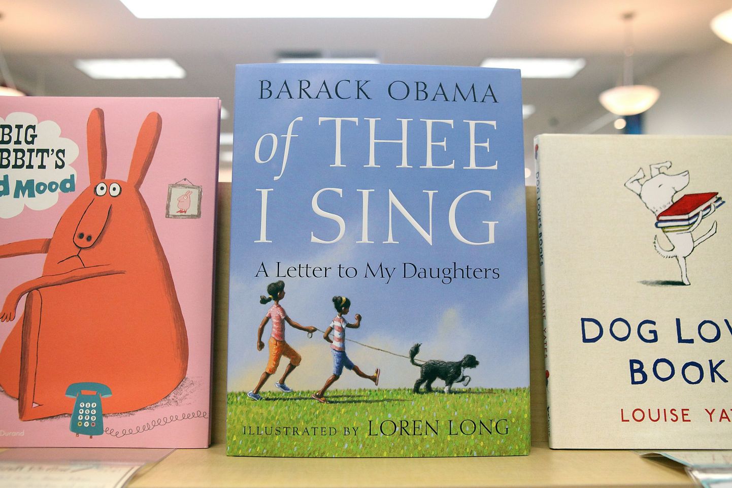 Barack Obama lasteraamat «Of Thee I Sing: A Letter to My Daughters» (keskel)