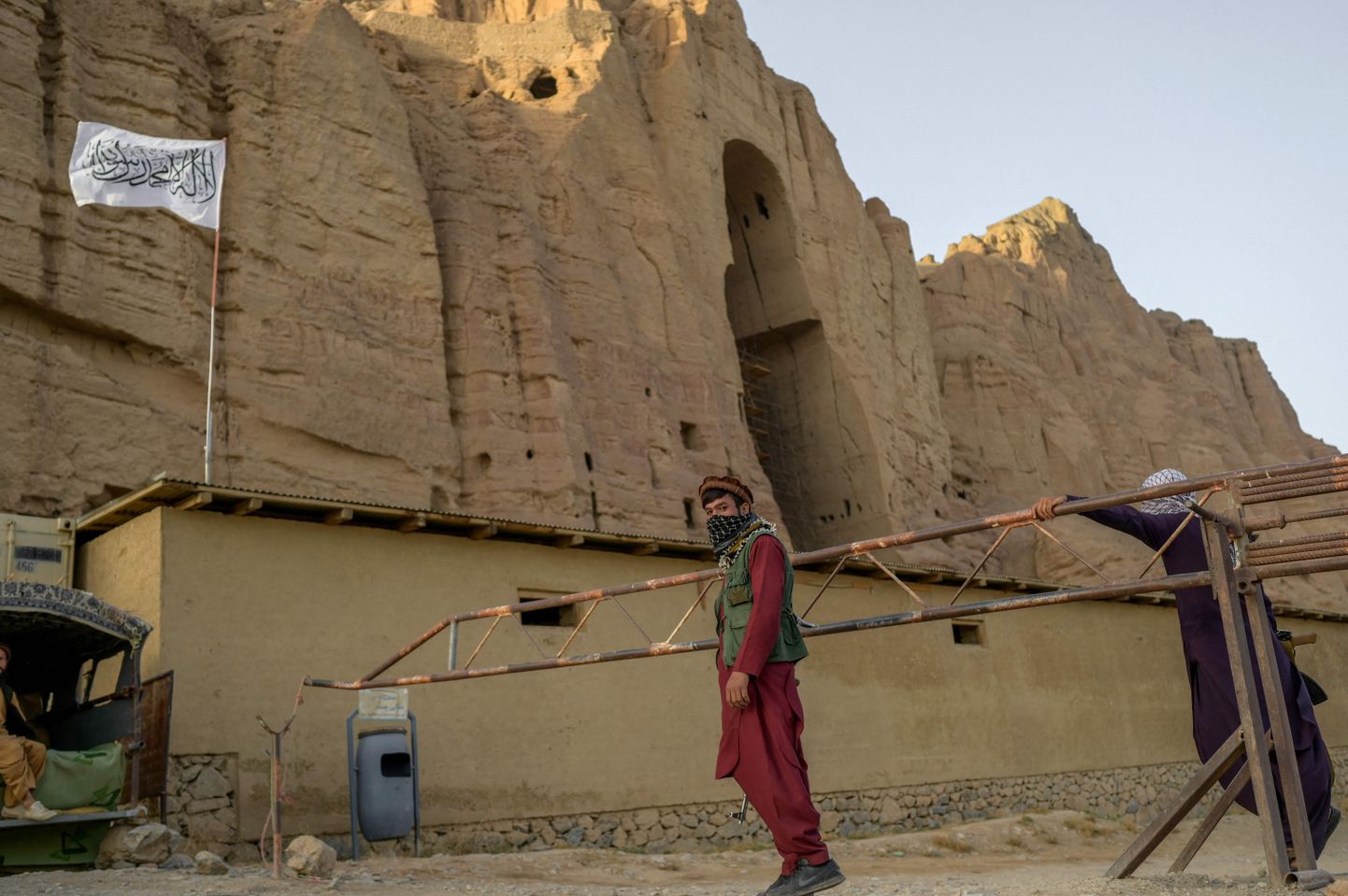 Talibani võitleja valvamas paiga ees, kus kunagi seisis üks islamiliikumise enda hävitatud buda kujudest.