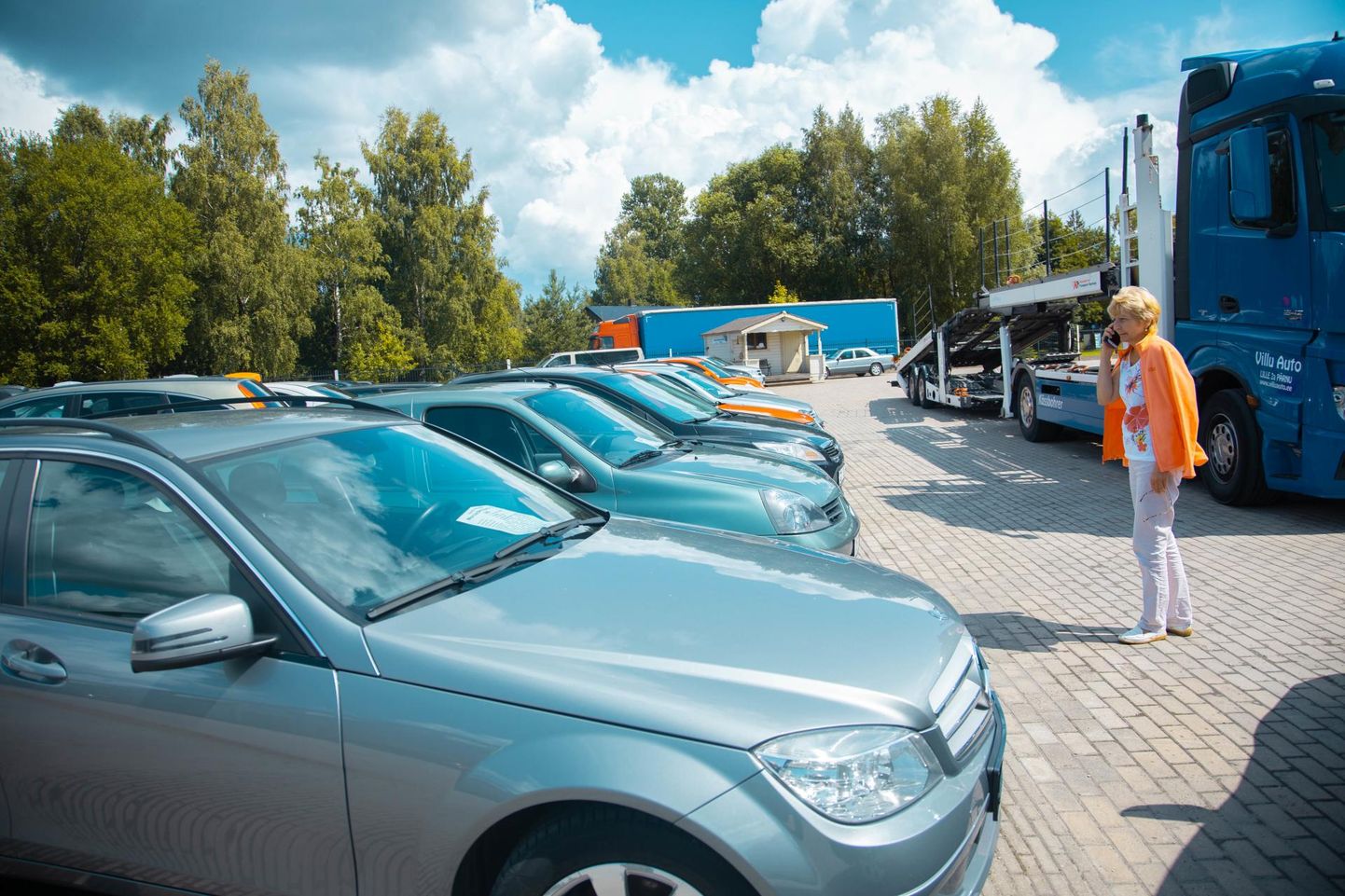 Autorendist on võimalik laenata eri perioodideks mitmesuguseid sõidukeid. Näiteks saab klient valida manuaal- või automaat­käigukastiga auto vahel.
