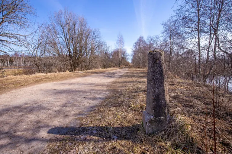 Tee piirdepost Valgejõe vana silla lähistel.
