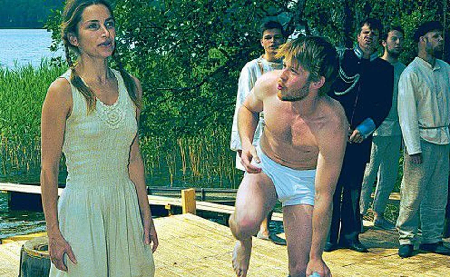 Moosekant Mihkel (Simeoni Sundja) ja tema armastatud Anni (Marianne Kütt) lähevad Pühajärve  ujuma.