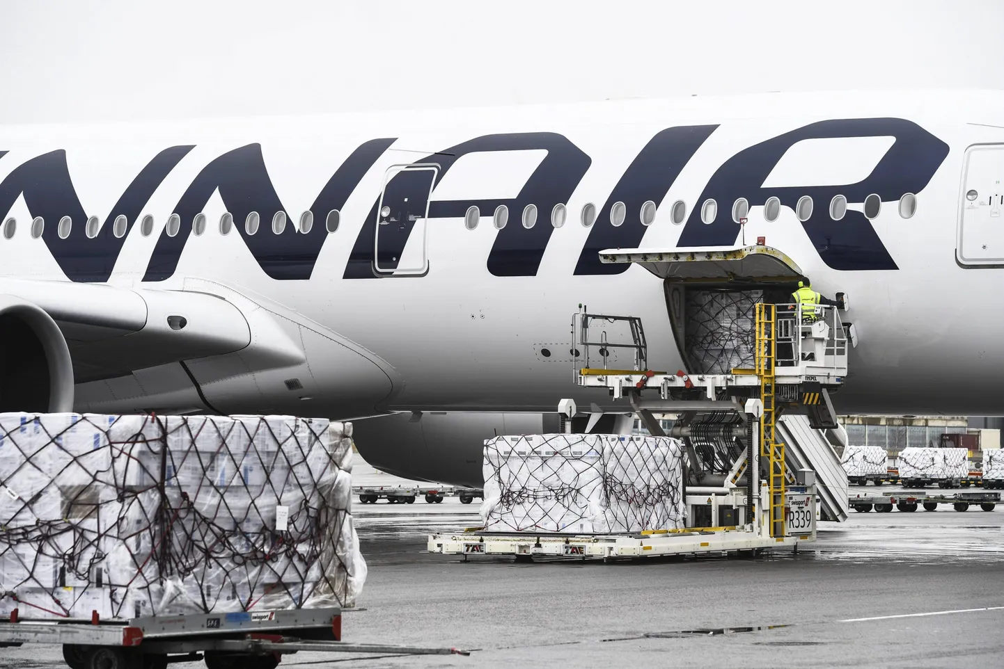 Finnairi kaubalennuk Helsinki-Vantaa lennuväljal