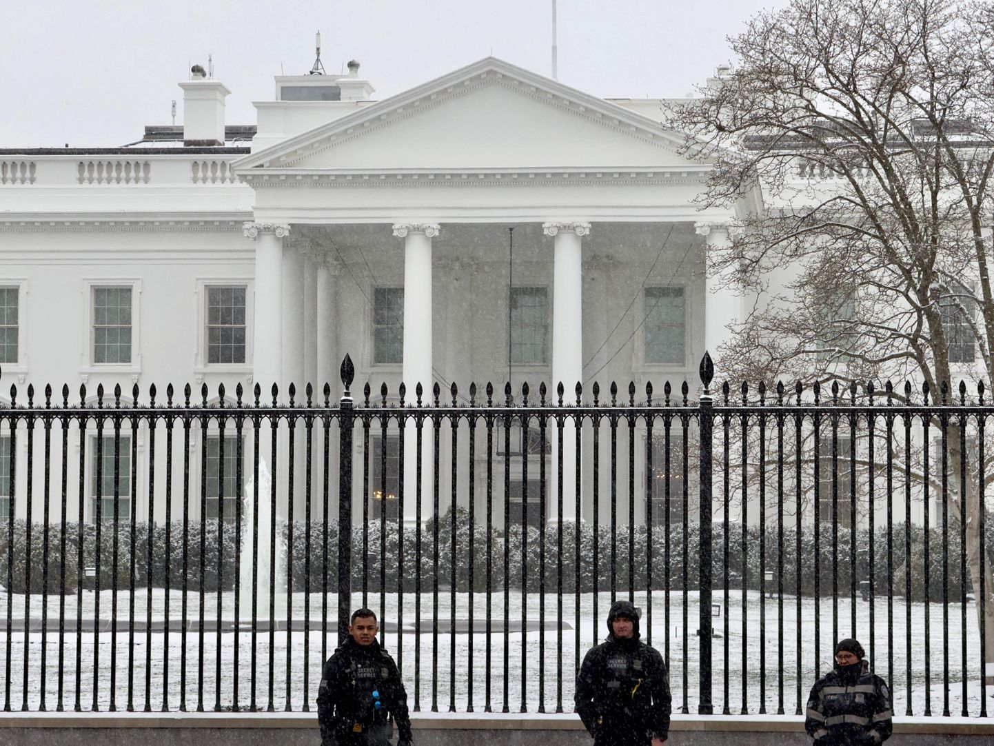 USA salateenistuse agendid 15. jaanuaril 2024 presidendi residentsi Valge maja juures Washingtonis patrullimas.