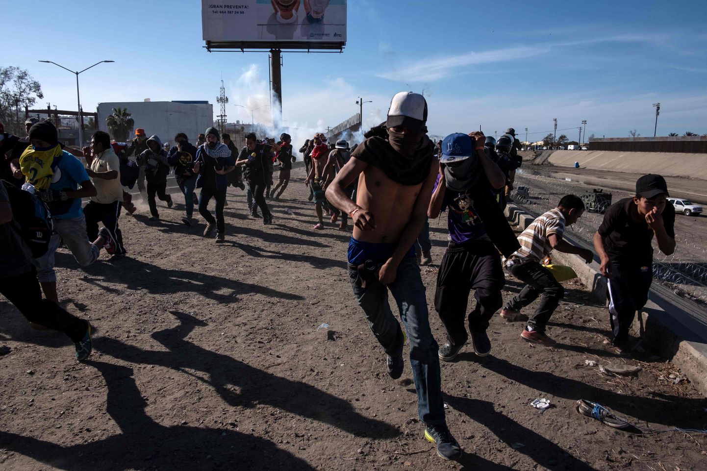 Migrandid piiripunkti lähistel jooksmas.