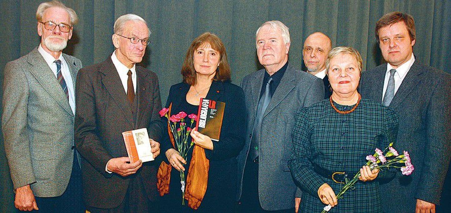 Loomingu Raamatukogu ja Loomingu toimetajaid (vasakult) Jüri Ojamaa (LRi peatoimetaja aastatel 19731983), Edvin Hiedel (LRi toimetaja aastani 1973), Anu Saluäär (LRi toimetaja), Agu Sisask (LRi pea­toimetaja aastatel 19831994), Mihkel Mutt (Loomingu peatoimetaja), Terje Kuusik (LRi toimetaja) ja Toomas Haug (LRi kolleegiumi liige).