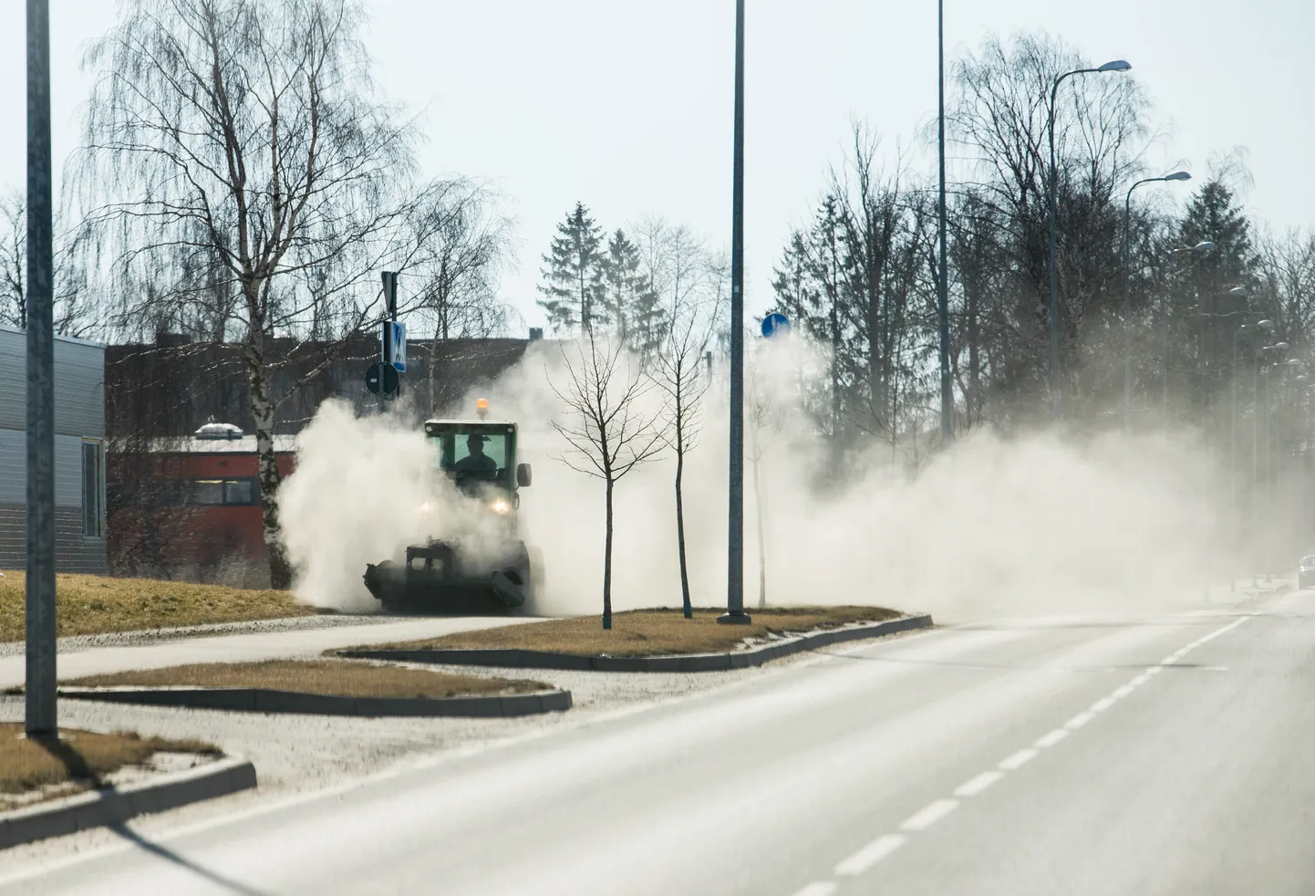Kuivad ja tuulised ilmad on toonud esile igakevadise probleemi – tänavatel ringi lendleva tolmu.