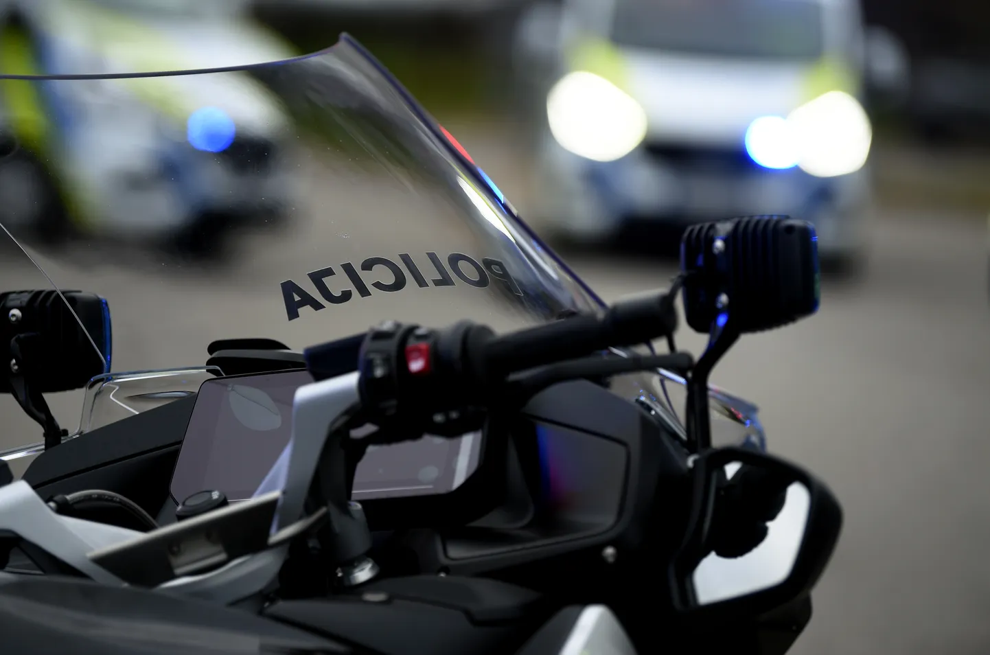 Valsts policija prezentē jaunos dienesta motociklus pie Valsts policijas ēkas.
