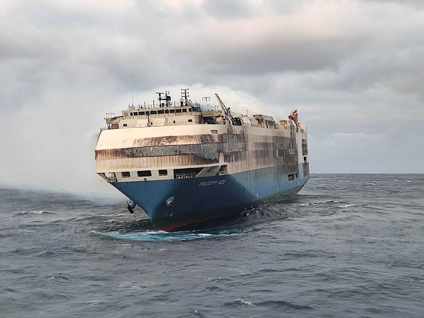 Atlandi ookeanil põlev autoveolaev Felicity Ace loodetakse pärast tulekahju kustutamist pukseerida sadamasse. Enne päästetööde lõppu pole teada, kas laeva hakatakse vedama Euroopa või Ameerika suunas.