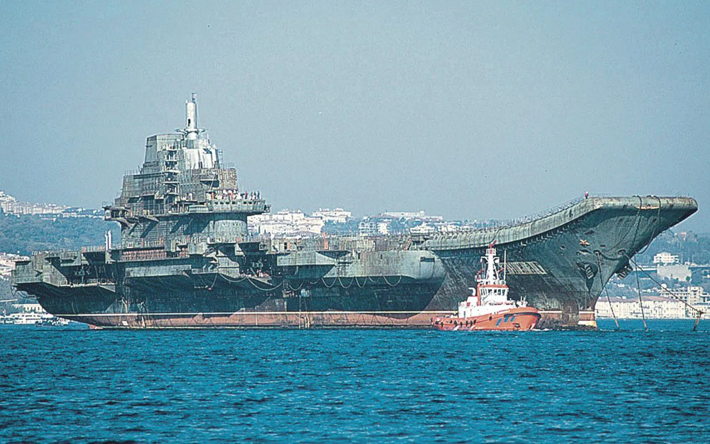 Если на этом сделанном в 2001 году фотоснимке  авианосец советской эпохи производит впечатление ржавой и безопасной железяки, то ровно через десять лет модернизированный боевой корабль готов стать символом растущей военной мощи Китая.