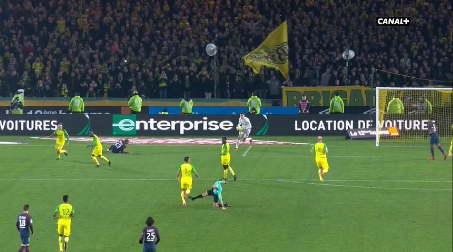 Kohtunik Tony Chapron lõi PSG ja Nantes'i liigamängu ajal jalaga Nantes'i kaitsjat Diego Carlost.