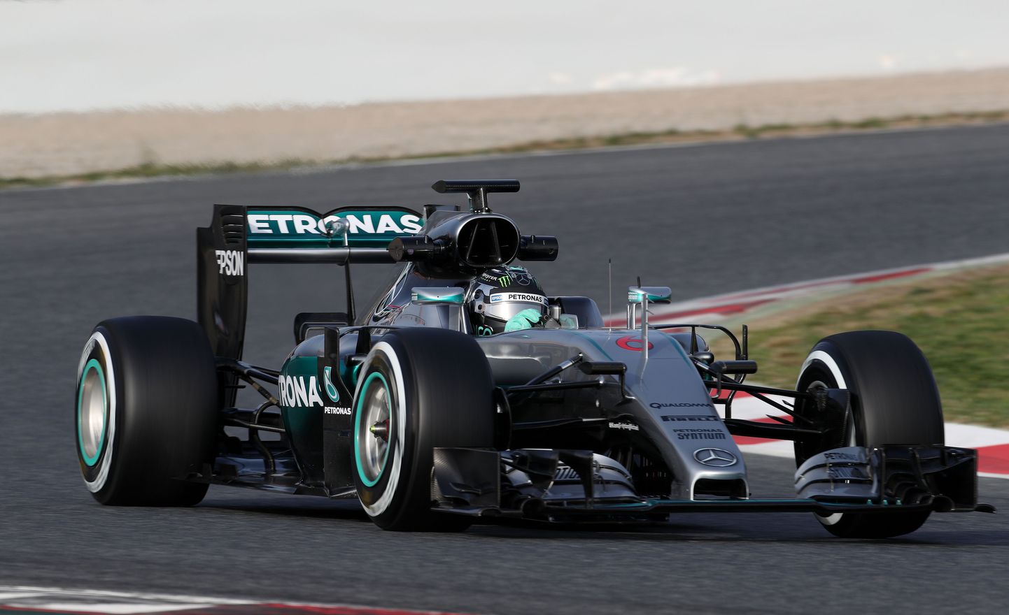 Mercedese sõitja Nico Rosberg esimeel hooajaeelsel testil Barcelonas.
