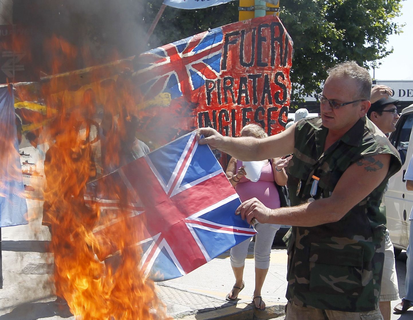 Vasakpoolne aktivist Buenos Aireses Briti lippu põletamas.