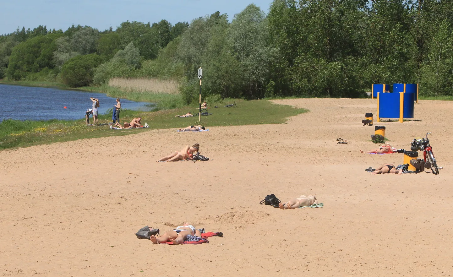 Emajõe linnaujulas oli eile keskpäeval kümmekond peesitajat. Õhutemperatuur oli keskpäeval 23 ja veetemperatuur 16 kraadi.