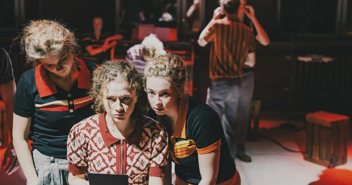 Tartu Uue Teatri lavastus «Soosteri koolkond» kujutab kunstnik Ülo Soosteri elu viisil, mis jätab vaataja nälga, sest näitab kunstniku elu läbi nappide infokild