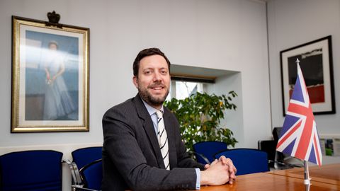 Briti suursaadik Ross Allen on vaimustuses tuntud Eesti maalikunstniku näitusest Londonis