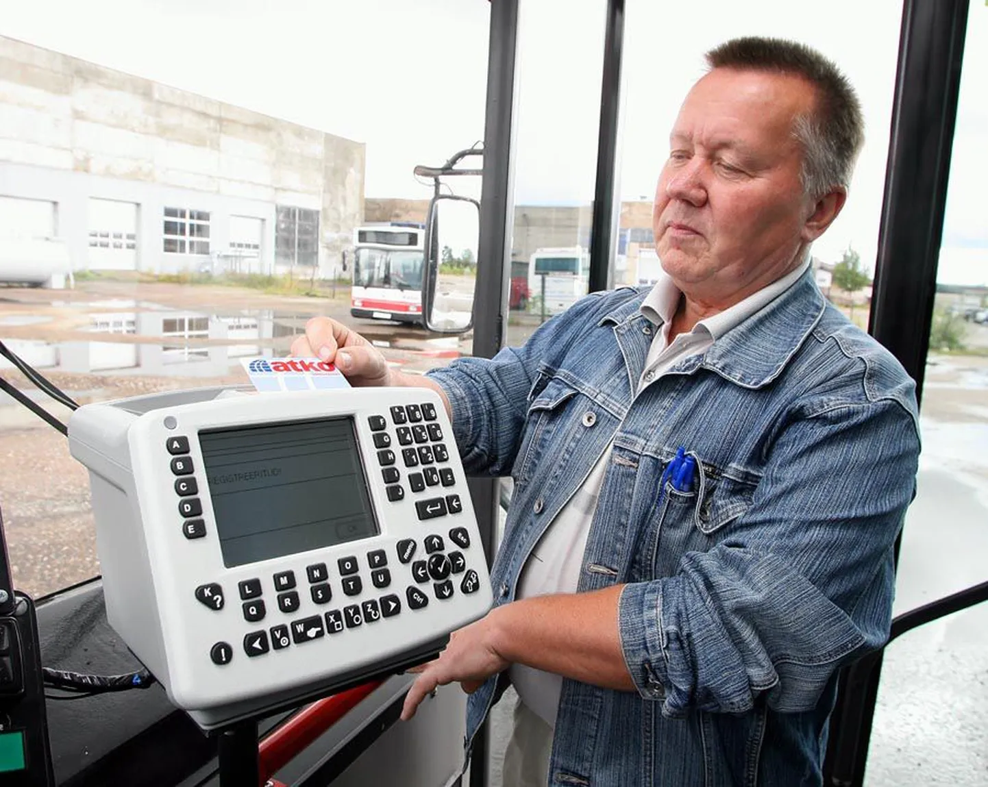 Aktsiaseltsi MTG Viljandi piirkonna juht Erik Mäe näitas «Sakalale» bussidesse pandud uudseid elektrooniliste kaartide müüjaid juba augusti lõpul. Paraku pole bussijuhid seni selgeks saanud, kuidas neid kasutada.