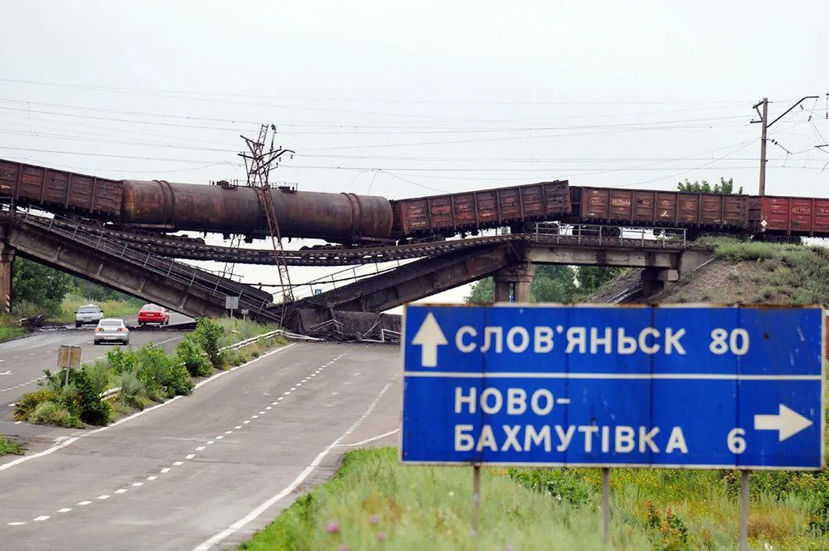 Взорванный мост на дороге.