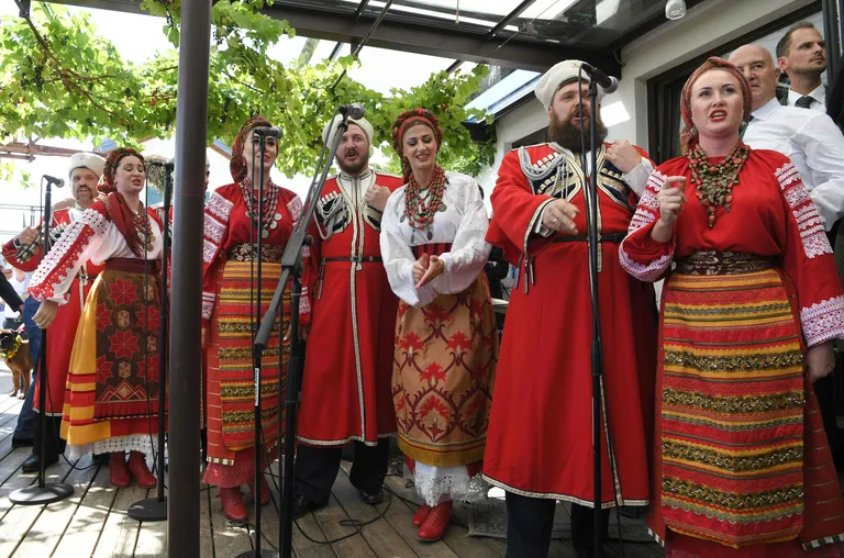 Venemaa president Vladimir Putin osales Austria välisministri Karin Kneissli ja ärimees Wolfgang Meilingeri pulmas. Pildil Putiniga kaasas olnud Doni kasakakoor