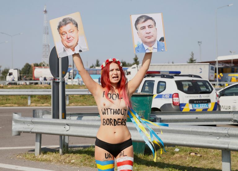 Ukraina naisliikumise FEMEN aktivist Petro Porošenko ja Mihheil Saakašvili piltidega.