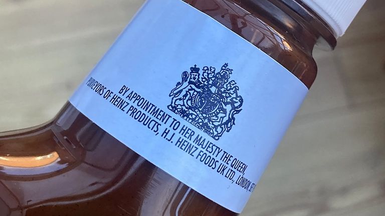 Этикетка королевского ордера на бутылке соуса