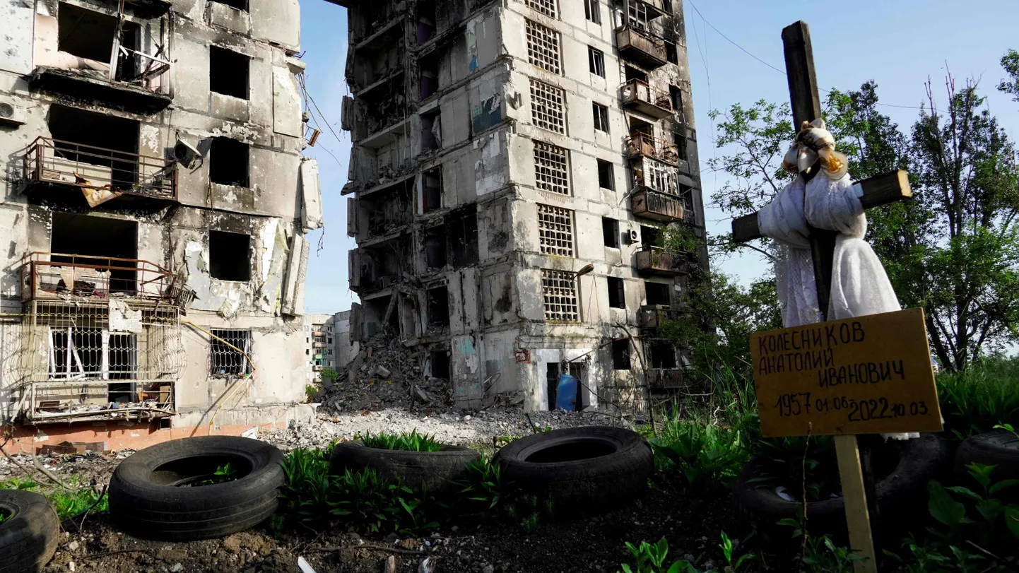 Haud ja hävinenud korrusmajad Ukraina sadamalinnas Mariupolis, mis langes Vene vägede kätte. Foto on tehtud 31. mail 2022