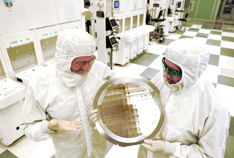 Teadlased vaatavad 7-nanomeetriste kiipide žetoonide vahvlit (AP)