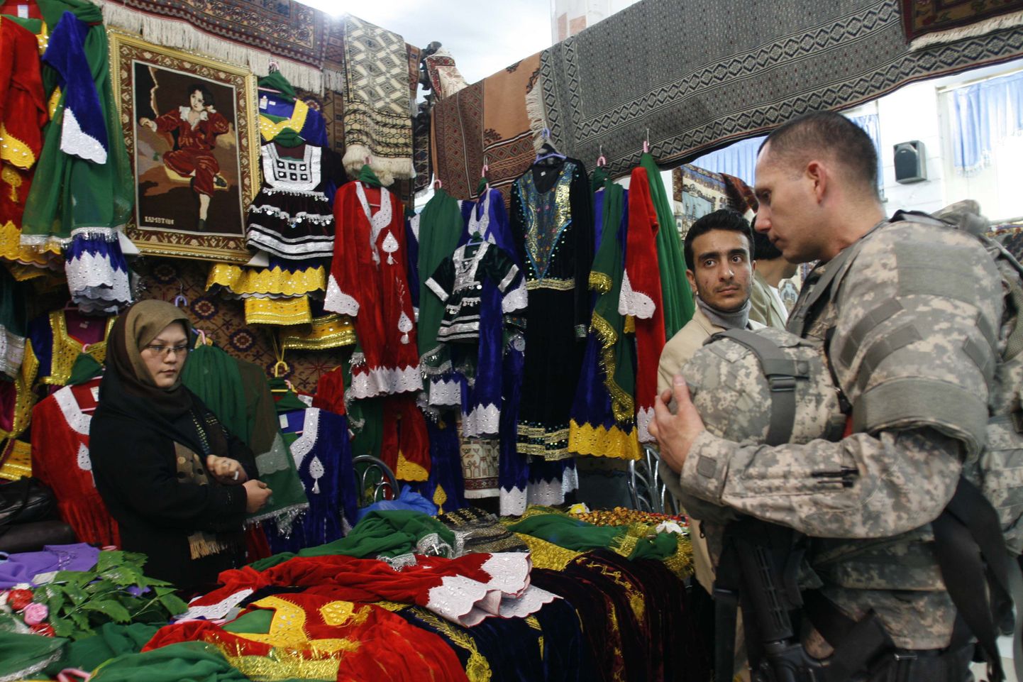 USA sõdur Herati turul kohalikku kaupa uudistamas.