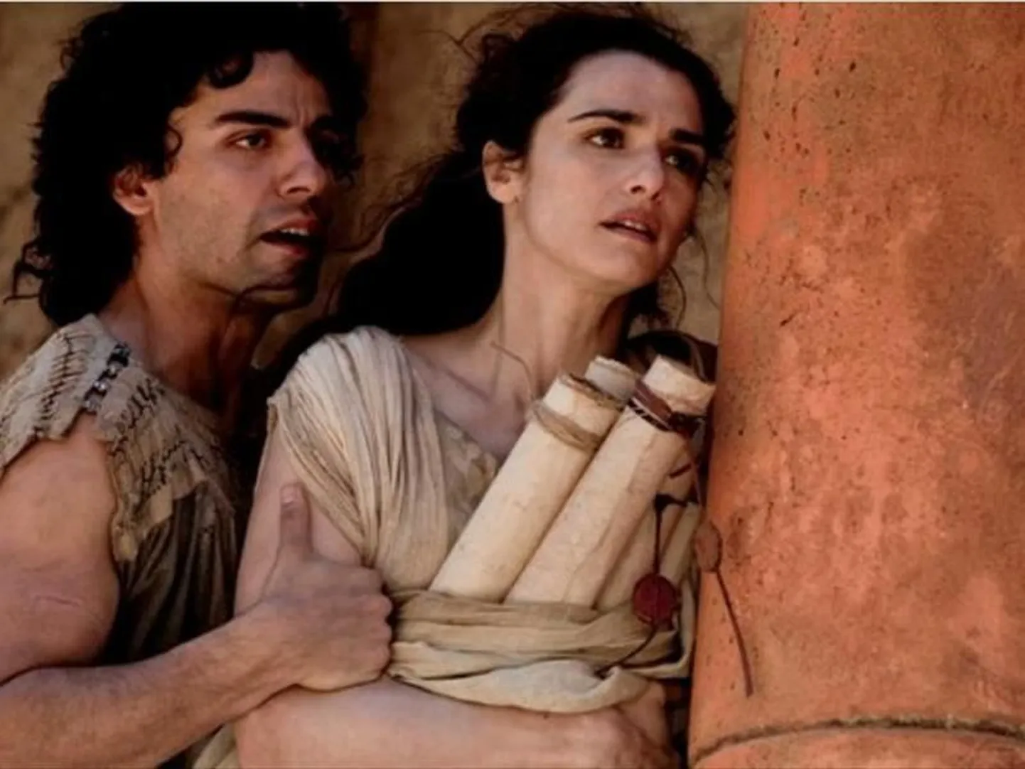 Keevalise loomuga õpetlane ja filosoof Hypatia (Oscari-võitja Rachel Weisz) on paljude kaasaegsete jaoks suursuguse asutuse sümboliks ja ühtlasi innustuseks õpilastele, kellele edasi anda üks ja peamine õpetus: vankumatu ja igikestev tõeotsing.