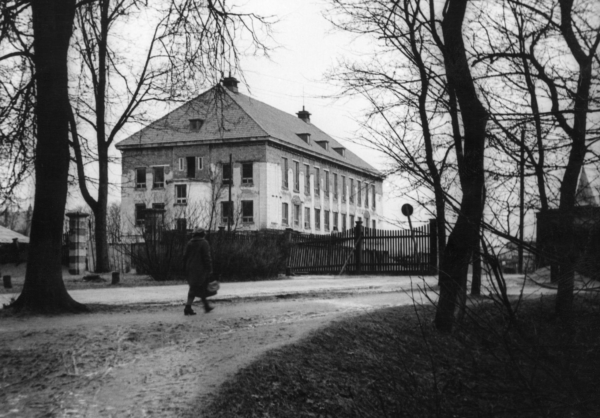 Piirdeaed ja võsa mälestussamba endises asukohas aastal 1959. Nõukogude väljaku ääres käib seni varemetes seisnud Eesti Panga Viljandi hoone taastamine administratiivhooneks lihtsustatud kujul.
 