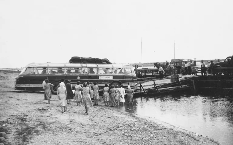 Võru autobaasi Ikarus 55 ületab Kavastu parvel Emajõge. 1959.