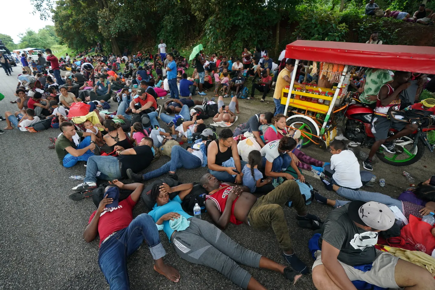 Migrandikaravan Chiapase osariigi maanteel.