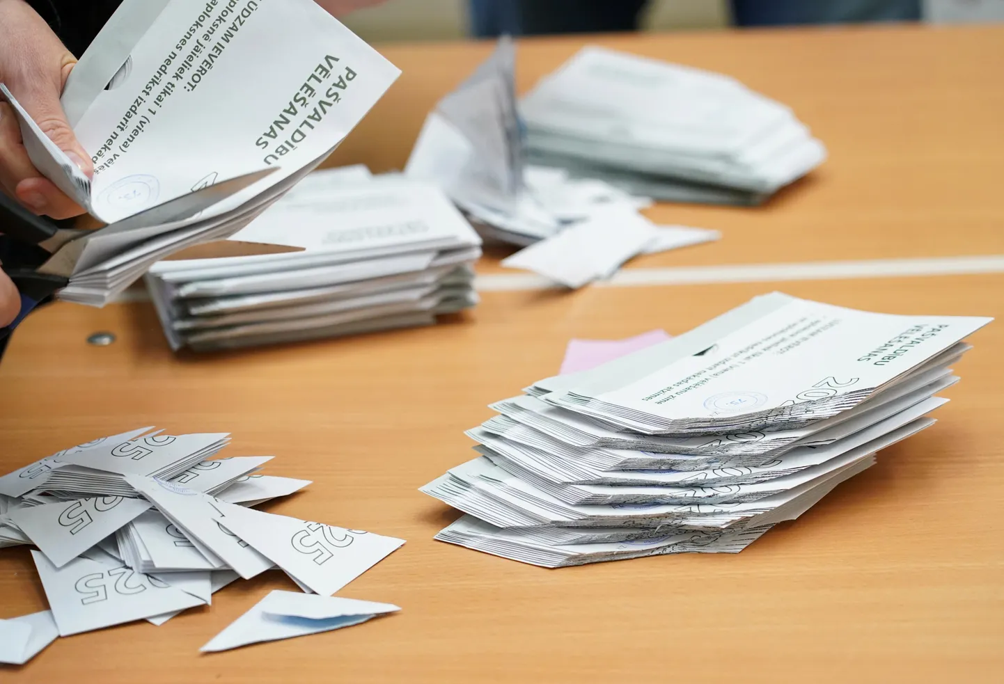 Tiek atvērta balsojumu urna pašvaldību vēlēšanās 75. vēlēšanu iecirknī Rīgas Valsts 1. ģimnāzijā.