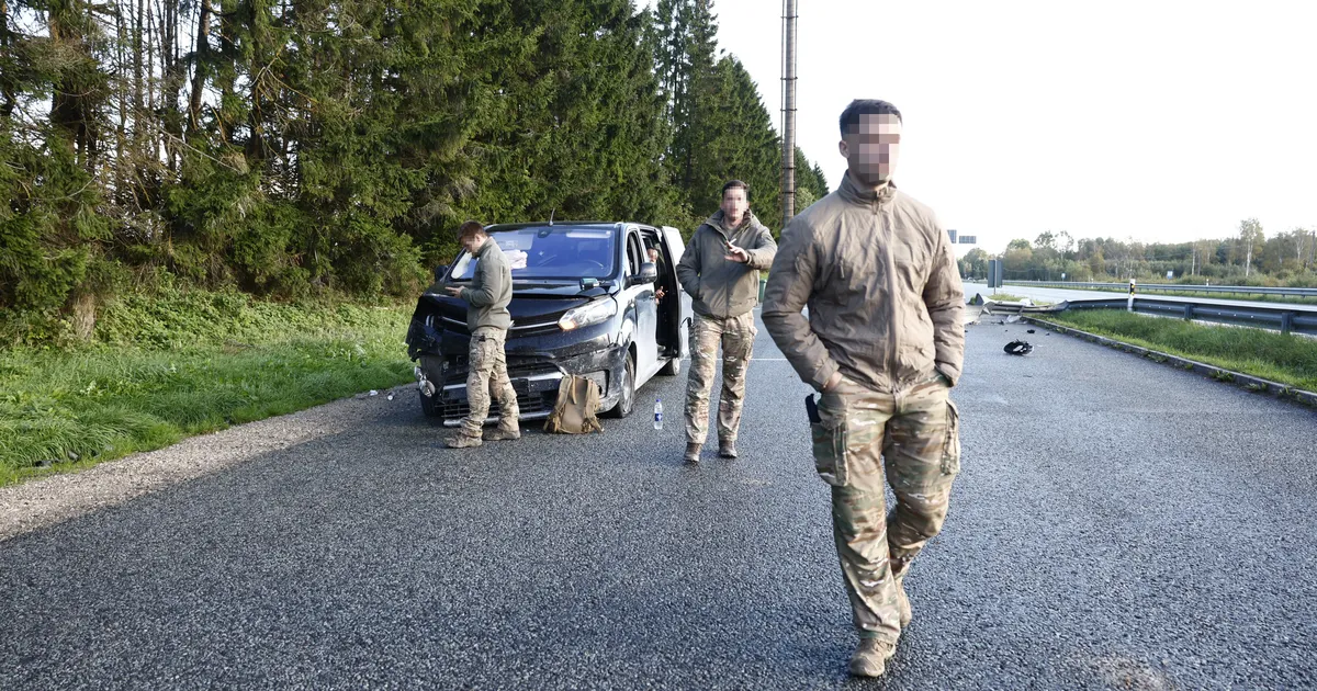 FOTOD ⟩ Prantsuse sõdurite mikrobuss rammis teepiiret