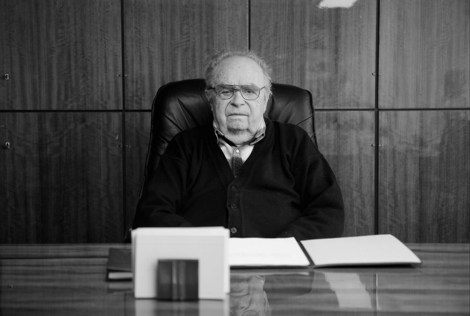 Руководитель Тартуского лесокомбината и Tarmeko Grupp Олев Нигуль в своем кабинете в 2019 году. На тот момент ему было 90 лет, но он продолжал работать.