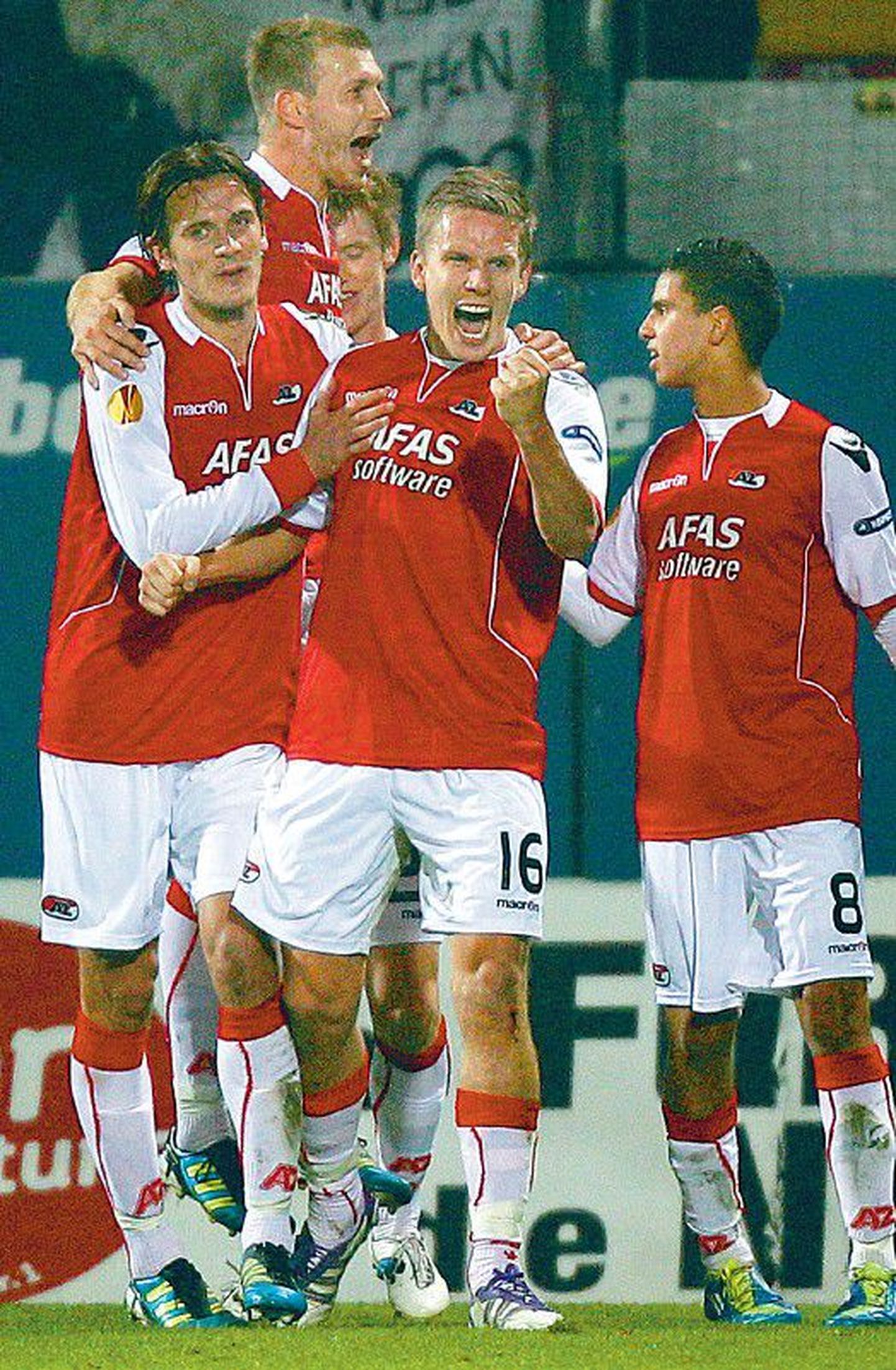 Защитник Рагнар Клаван (второй слева), играющий в голландском AZ Alkmaar, вместе с товарищами по клубу продолжит борьбу в матчах Лиги Европы.