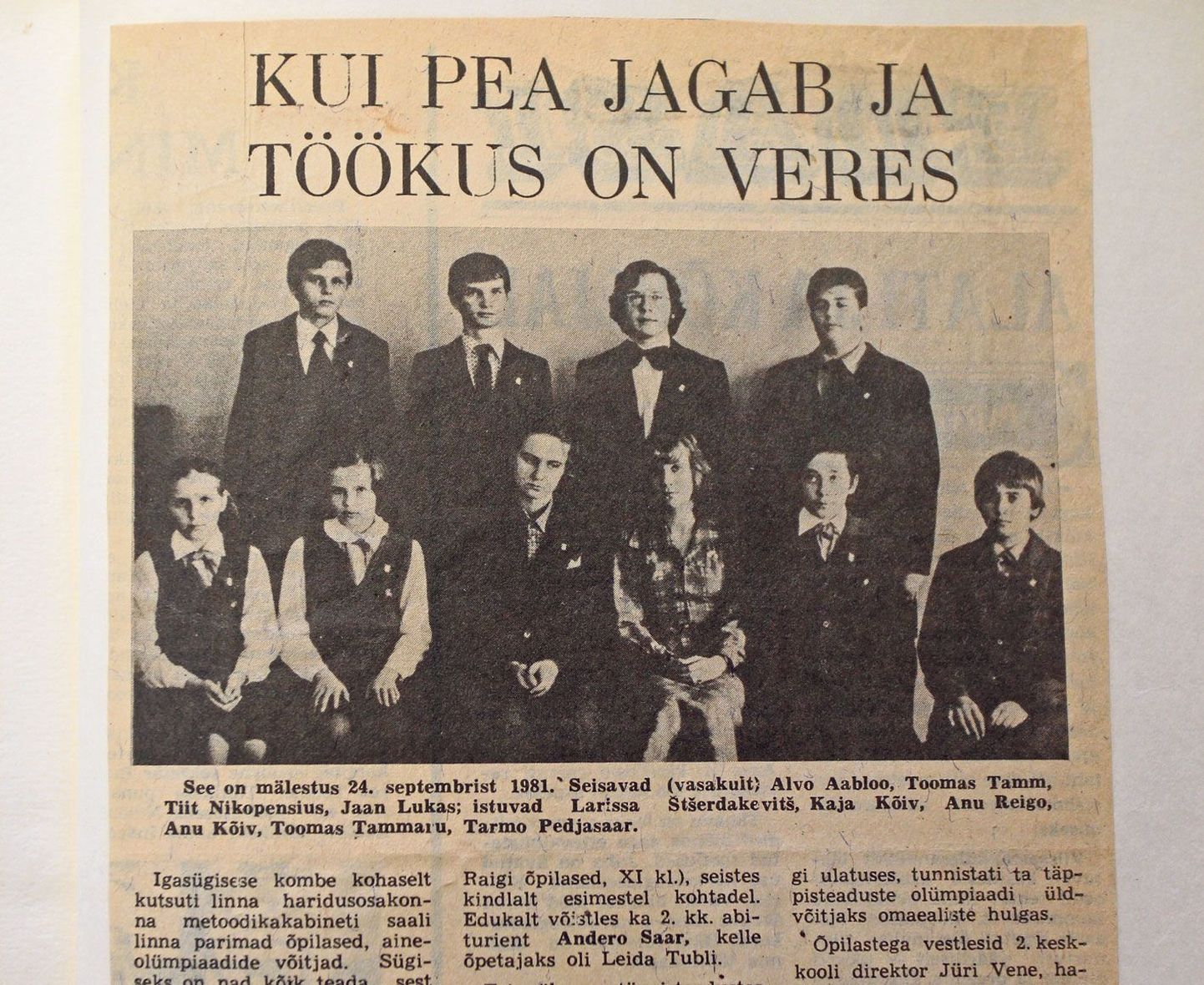 Parimate õpilaste paraadpilt, ülal vasakult teine loo autori esimene pinginaaber Toomas Tamm. Väljalõige 1981. aasta Edasist.