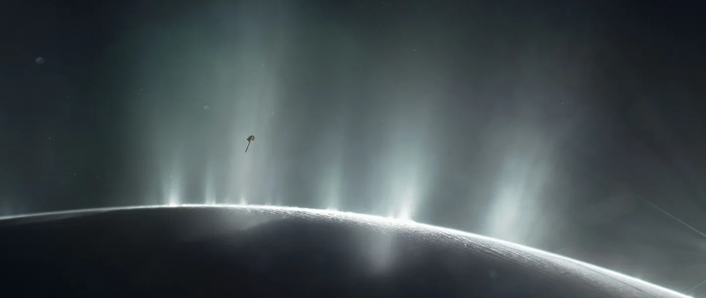 NASA Cassin kosmoseaparaat Saturni kuu Enceladuse kohal. Jäist Enceladust peetakse üheks tõenäosemaks maavälise elu tekkipaigaks Päikesesüsteemis.