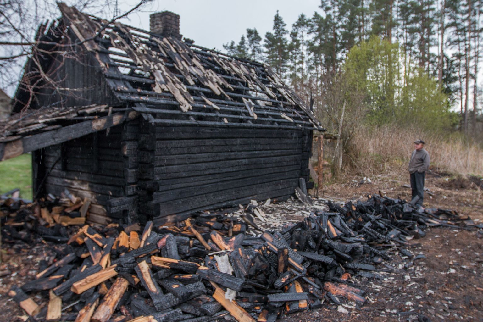 Söestunud seinte ja hävinud katusega sauna annab omaniku sõnul ehk veel kuidagi taastada, kuigi see läheb kulukaks.