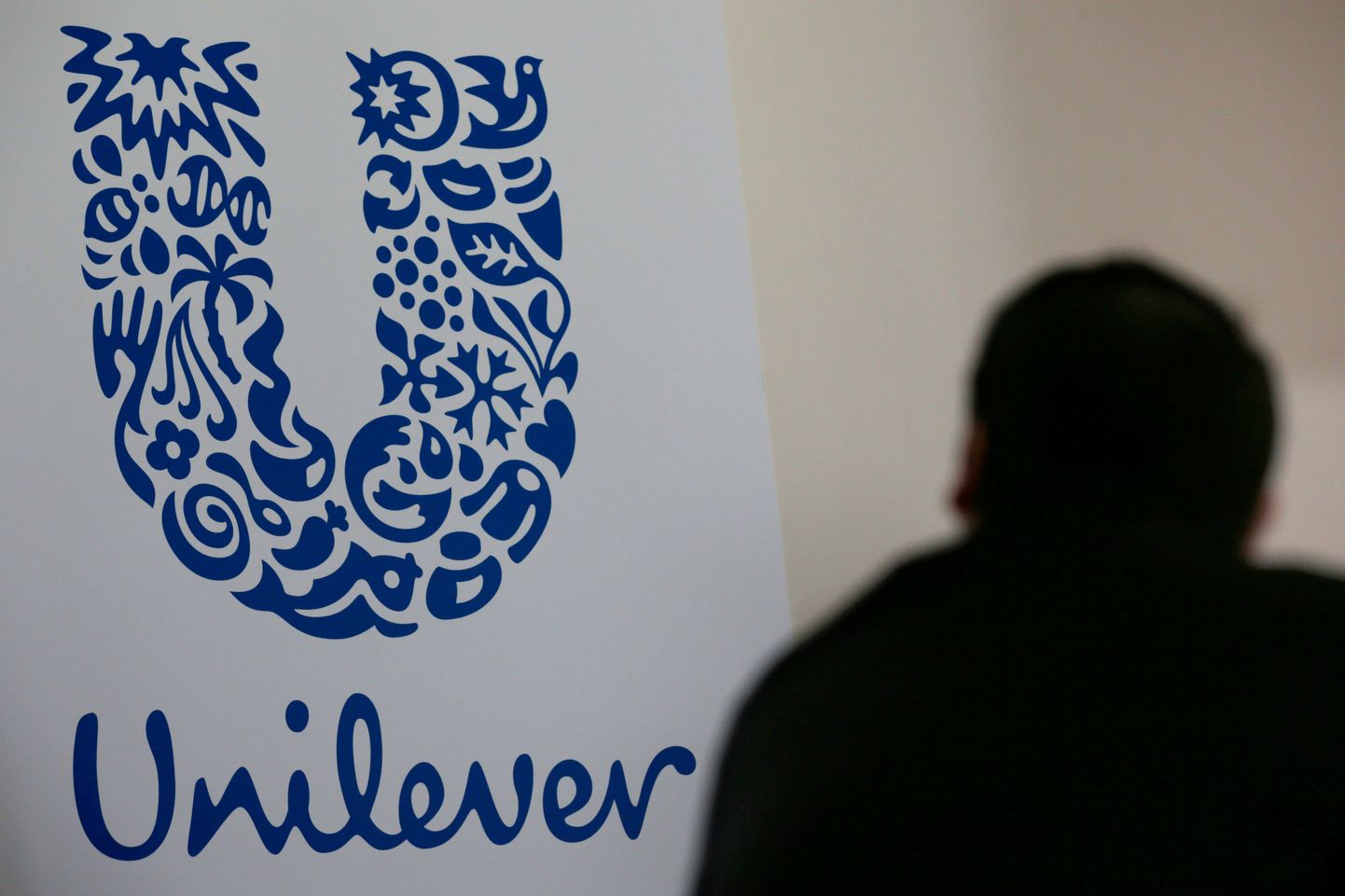 The logo of the Unilever group is seen at the Miko factory in Saint-Dizier, France, May 4, 2016. REUTERS/Philippe Wojazer/File Photo    GLOBAL BUSINESS WEEK AHEAD PACKAGE - SEARCH "BUSINESS WEEK AHEAD JULY 18" FOR ALL IMAGES