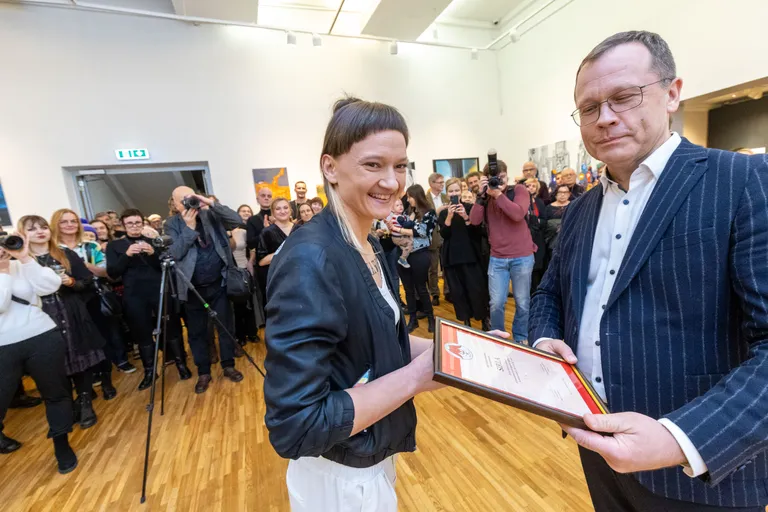 Linnapea Urmas Klaas andis 20. detsembril kunstimajas Sirlale üle Ado Vabbe preemia.