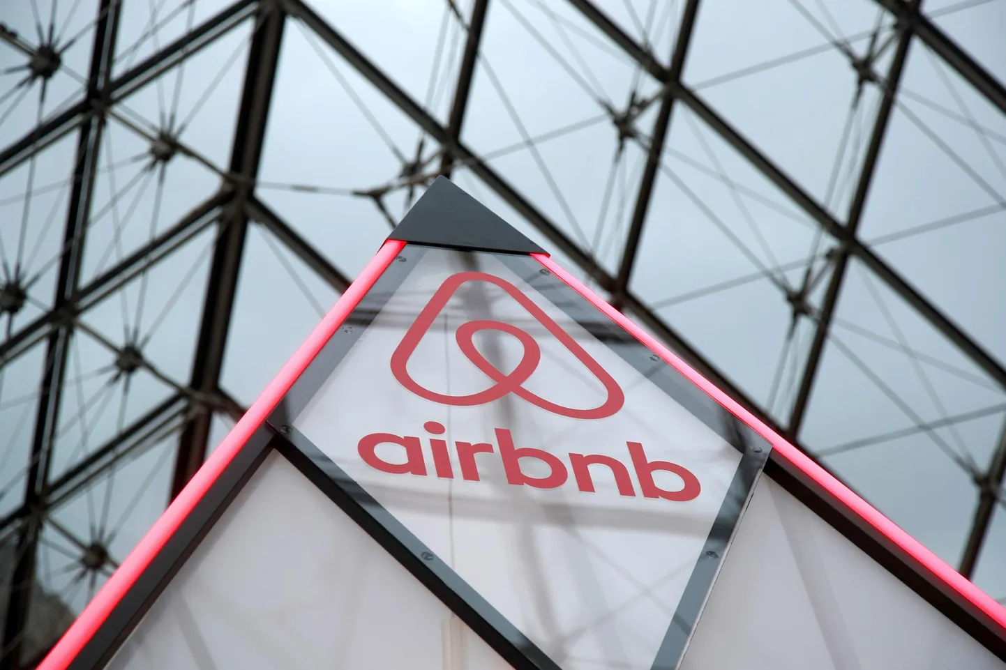 Airbnb logo Louvre&#39;i muuseumis Pariisis.